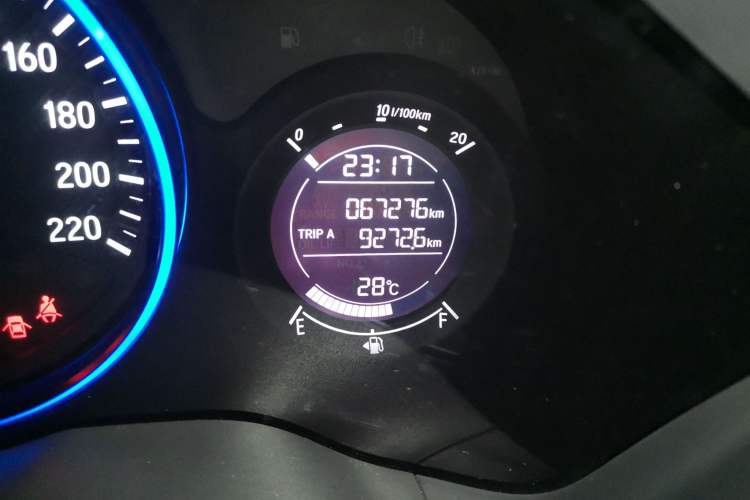 Used Honda Vezel 2015 1.5L CVT two-wheel drive Comfort trim Odometer Close Up