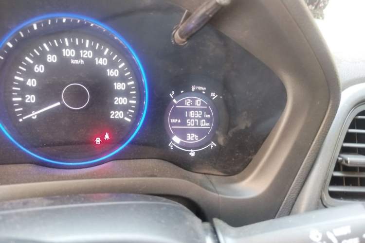 Used Honda Vezel 2015 1.5L CVT two-wheel drive Comfort trim Odometer Close Up