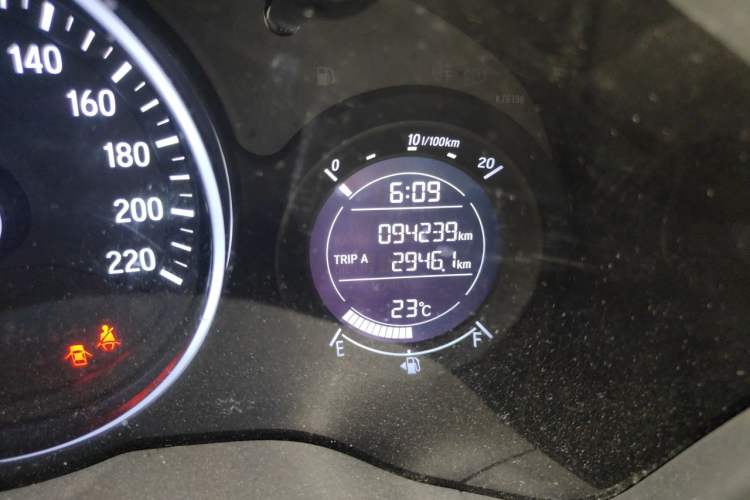 Used Honda Vezel 2015 1.5L CVT two-wheel drive Comfort trim Odometer Close Up