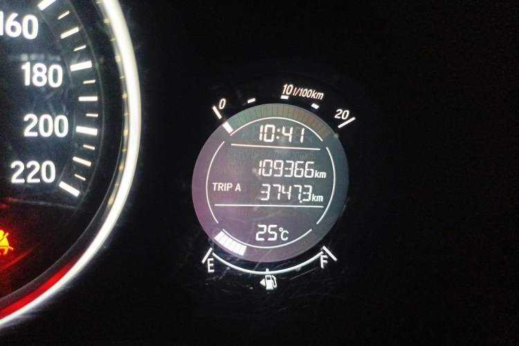 Used Honda Vezel 2015 1.5L CVT two-wheel drive Comfort trim Odometer Close Up