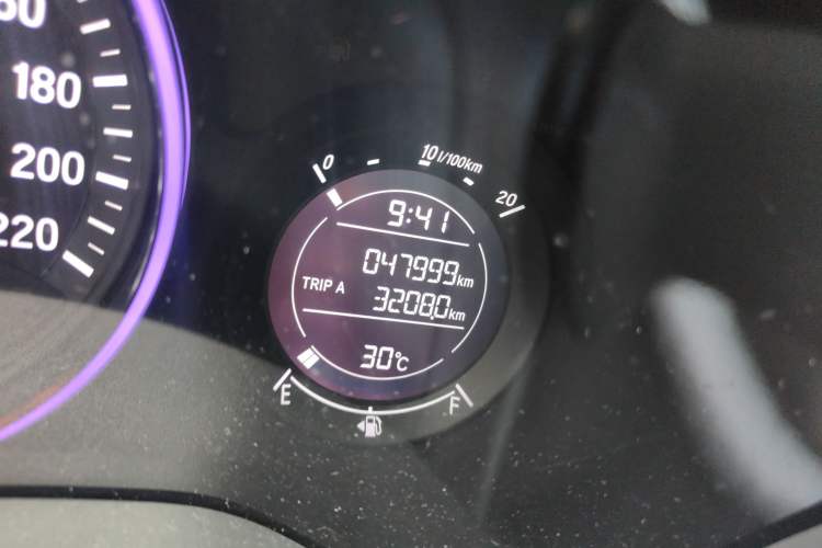 Used Honda Vezel 2015 1.5L manual two-wheel drive Comfort trim level Odometer Close Up