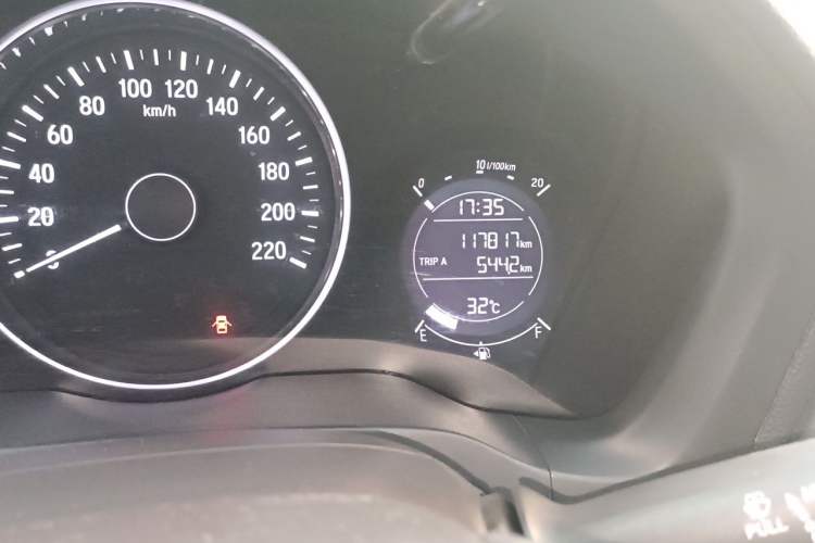 Used Honda Vezel 2015 1.5L CVT two-wheel drive Comfort trim Odometer Close Up