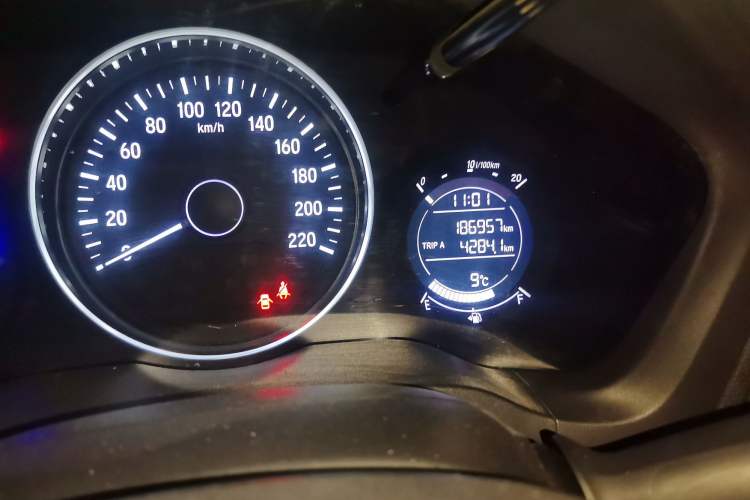 Used Honda Vezel 2015 1.8L Manual Two-Wheel Drive Elite Version Odometer Close Up