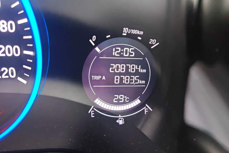 Used Honda Vezel 2015 1.5L CVT two-wheel drive Comfort trim Odometer Close Up