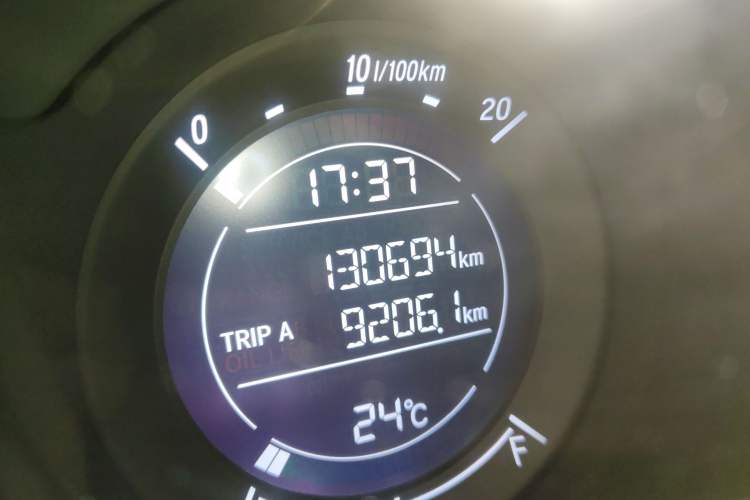 Used Honda Vezel 2015 1.8L CVT 2WD Elite Model Odometer Close Up