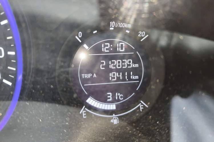 Used Honda Vezel 2015 1.5L CVT two-wheel drive Comfort trim Odometer Close Up