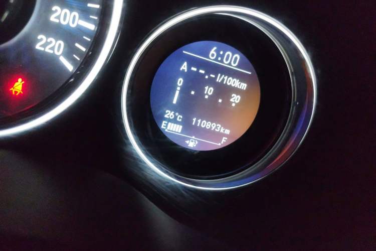 Used Honda Vezel 2015 1.8L CVT Four-Wheel Drive Flagship Model Odometer Close Up