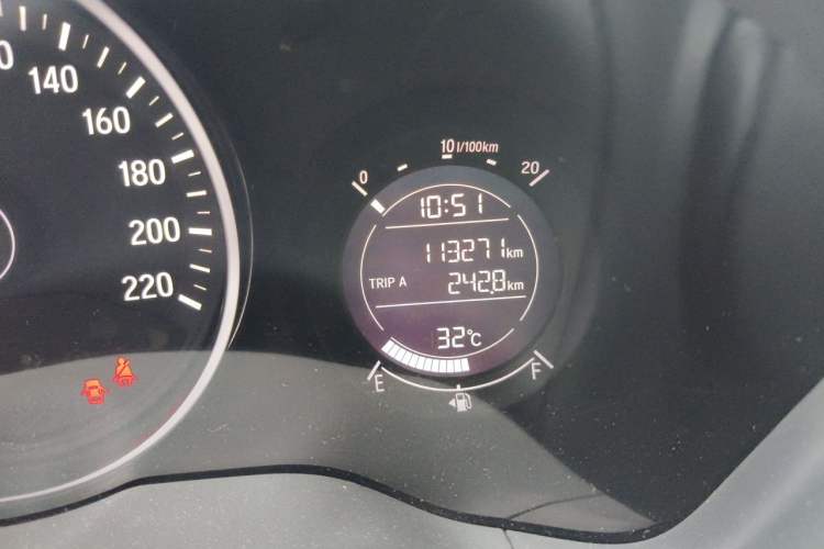 Used Honda Vezel 2015 1.5L CVT two-wheel drive Comfort trim Odometer Close Up