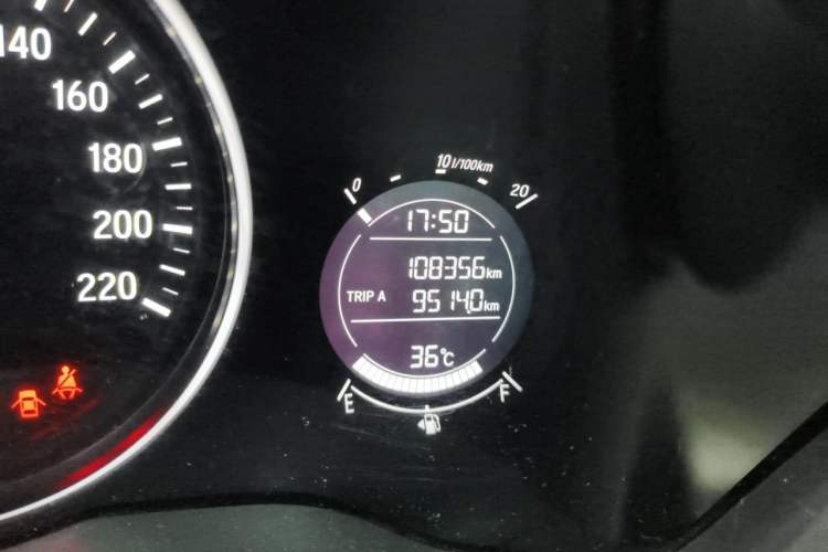 Used Honda Vezel 2015 1.5L CVT two-wheel drive Comfort trim Odometer Close Up