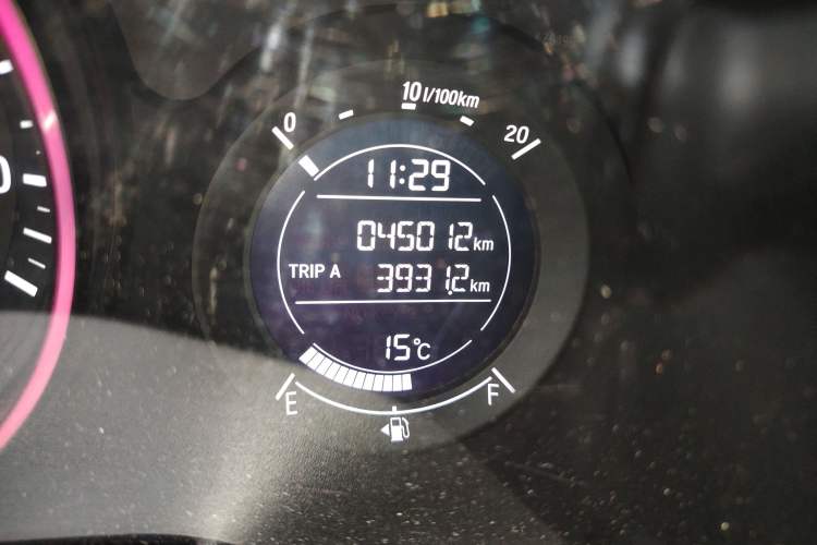 Used Honda Vezel 2015 1.5L manual two-wheel drive Comfort trim level Odometer Close Up