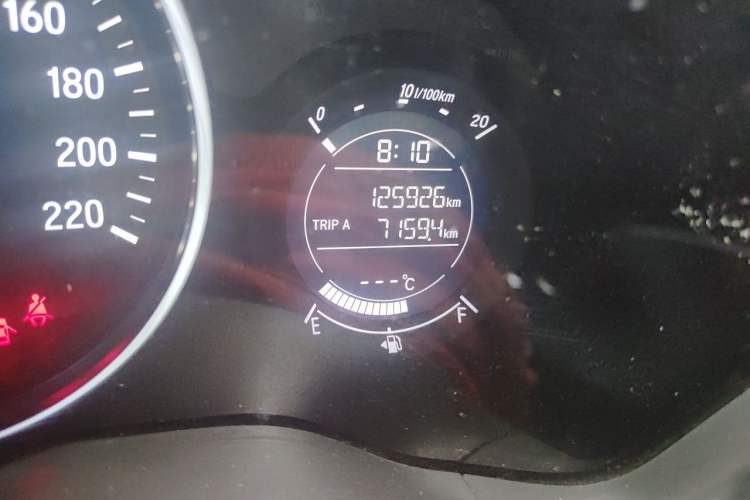 Used Honda Vezel 2015 1.5L CVT two-wheel drive Comfort trim Odometer Close Up