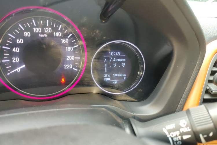 Used Honda Vezel 2015 1.8L CVT 2WD Luxury Model Odometer Close Up