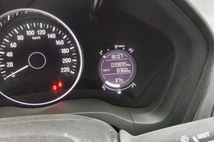 Used Honda Vezel 2015 1.5L CVT two-wheel drive Comfort trim Odometer Close Up