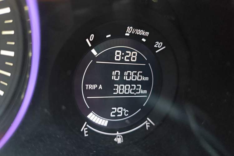 Used Honda Vezel 2015 1.5L CVT two-wheel drive Comfort trim Odometer Close Up