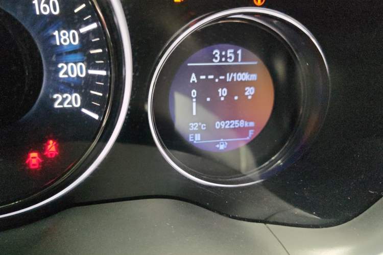 Used Honda Vezel 2015 1.8L CVT 2WD Luxury Model Odometer Close Up