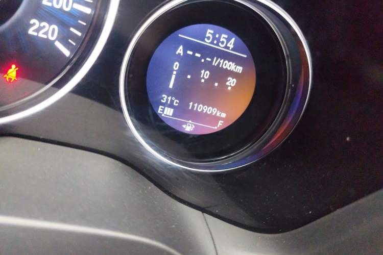 Used Honda Vezel 2015 1.8L CVT Four-Wheel Drive Flagship Model Odometer Close Up