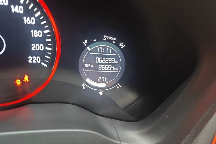 Used Honda Vezel 2015 1.5L CVT two-wheel drive Comfort trim Odometer Close Up