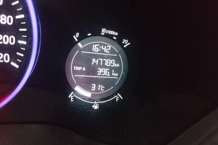 Used Honda Vezel 2015 1.5L CVT two-wheel drive Comfort trim Odometer Close Up