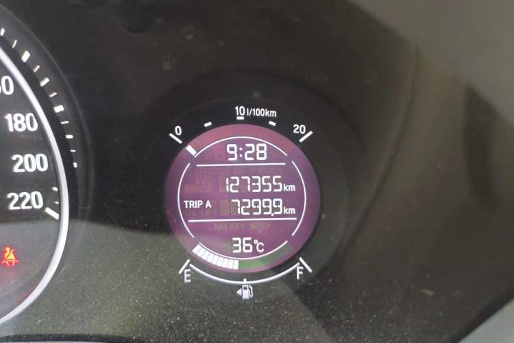 Used Honda Vezel 2015 1.5L CVT two-wheel drive Comfort trim Odometer Close Up