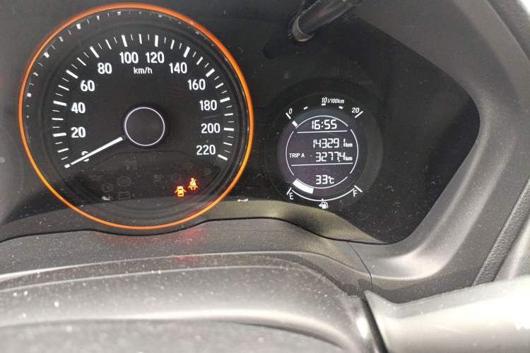 Used Honda Vezel 2015 1.8L CVT 2WD Elite Model Odometer Close Up