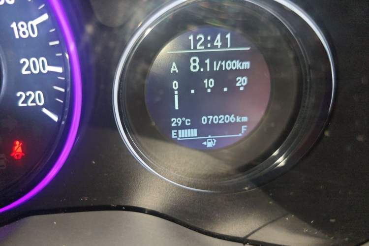 Used Honda Vezel 2015 1.8L CVT 2WD Luxury Model Odometer Close Up