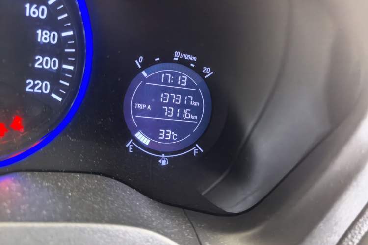 Used Honda Vezel 2015 1.5L CVT two-wheel drive Comfort trim Odometer Close Up