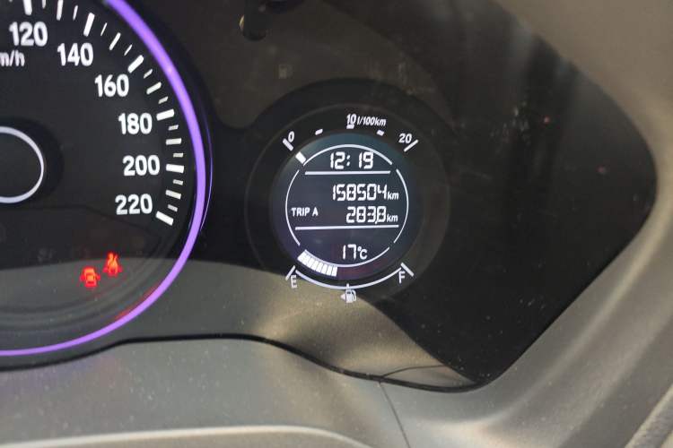 Used Honda Vezel 2015 1.5L CVT two-wheel drive Comfort trim Odometer Close Up