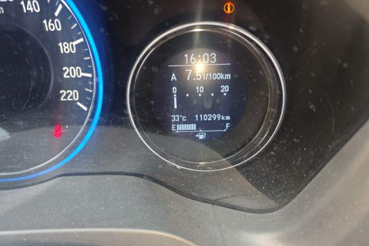 Used Honda Vezel 2015 1.8L CVT 2WD Luxury Model Odometer Close Up