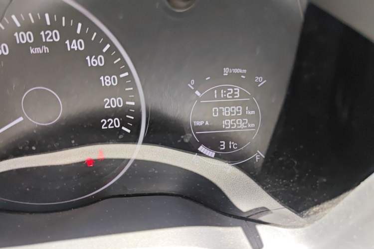 Used Honda Vezel 2015 1.5L CVT two-wheel drive Comfort trim Odometer Close Up