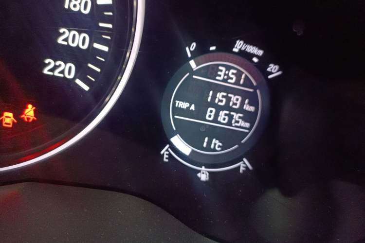 Used Honda Vezel 2015 1.5L CVT two-wheel drive Comfort trim Odometer Close Up