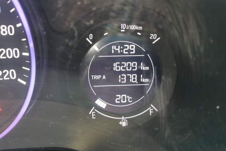Used Honda Vezel 2015 1.5L CVT two-wheel drive Comfort trim Odometer Close Up