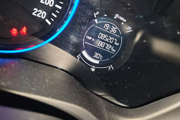 Used Honda Vezel 2015 1.5L CVT two-wheel drive Comfort trim Odometer Close Up