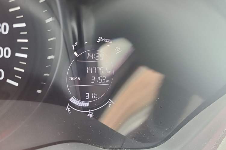 Used Honda Vezel 2015 1.5L CVT two-wheel drive Comfort trim Odometer Close Up