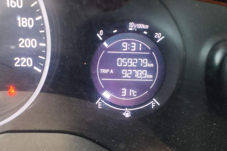 Used Honda Vezel 2015 1.5L CVT two-wheel drive Comfort trim Odometer Close Up