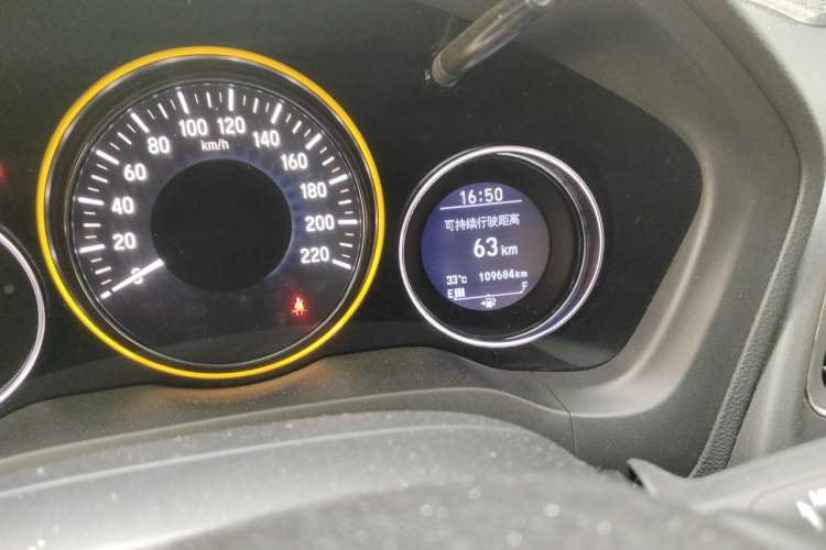 Used Honda Vezel 2015 1.8L CVT 2WD Luxury Model Odometer Close Up