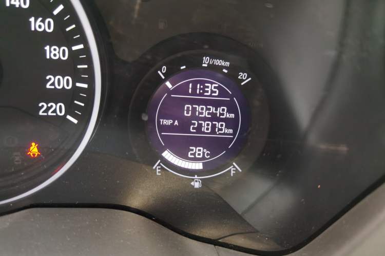 Used Honda Vezel 2015 1.5L CVT two-wheel drive Comfort trim Odometer Close Up