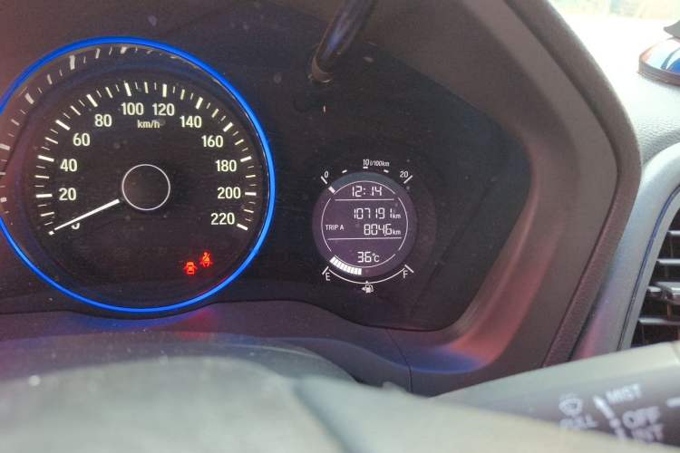 Used Honda Vezel 2015 1.5L CVT two-wheel drive Comfort trim Odometer Close Up