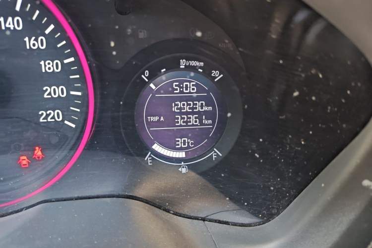 Used Honda Vezel 2015 1.5L CVT two-wheel drive Comfort trim Odometer Close Up