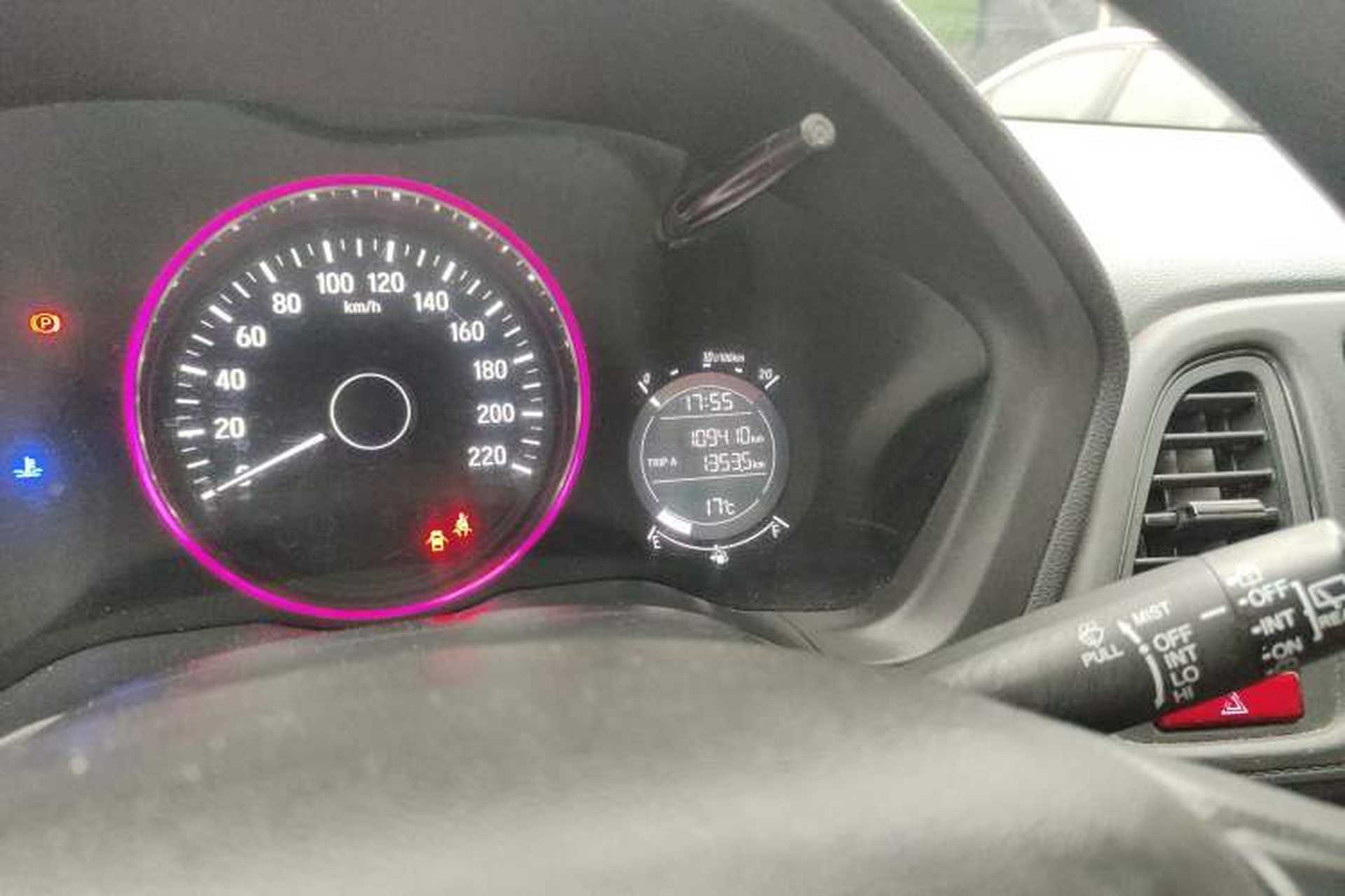 Used Honda Vezel 2015 1.5L manual two-wheel drive Comfort trim level Odometer Close Up