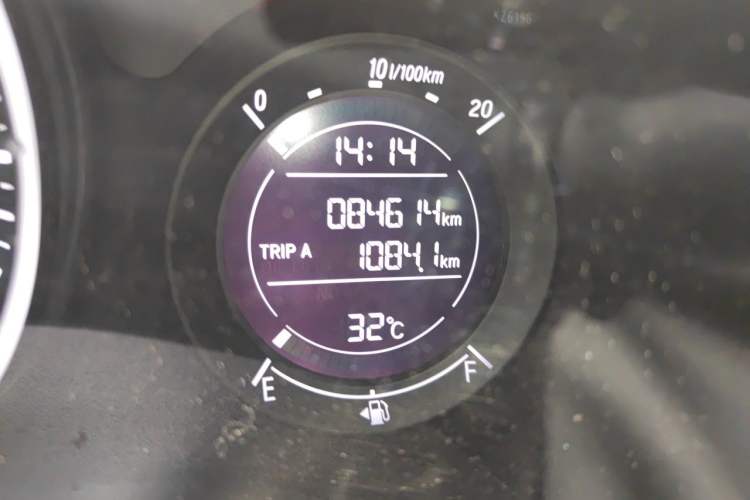 Used Honda Vezel 2015 1.5L CVT two-wheel drive Comfort trim Odometer Close Up