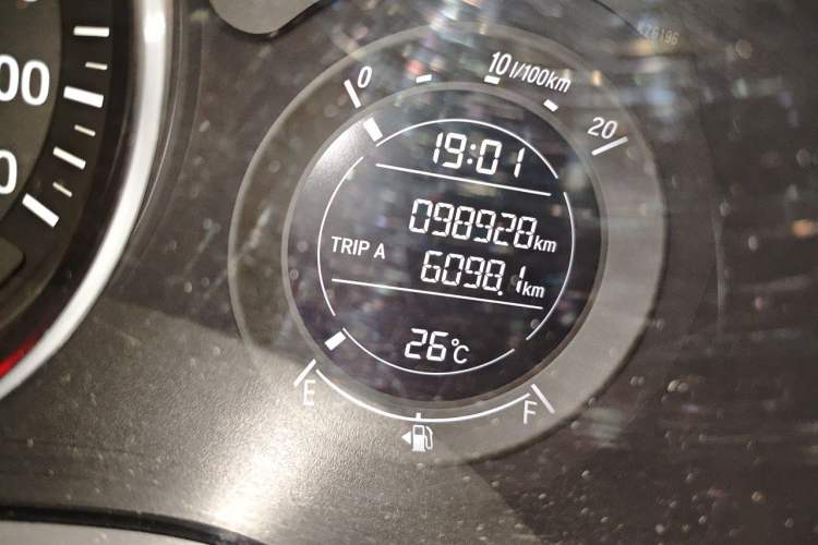 Used Honda Vezel 2015 1.5L CVT two-wheel drive Comfort trim Odometer Close Up