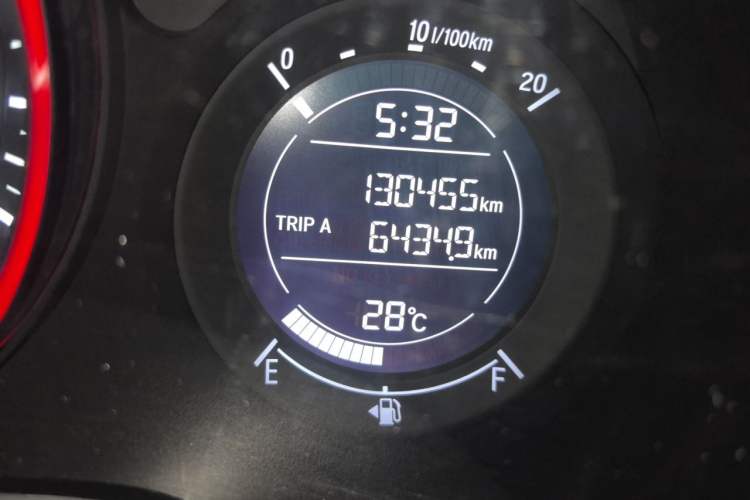 Used Honda Vezel 2015 1.5L CVT two-wheel drive Comfort trim Odometer Close Up