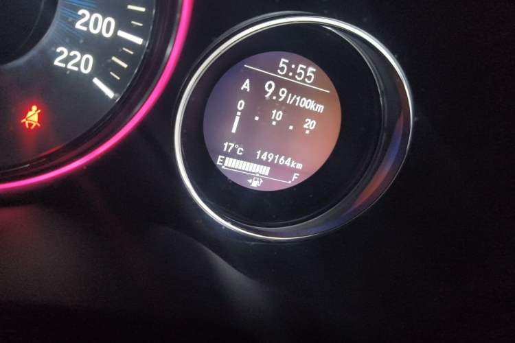 Used Honda Vezel 2015 1.8L CVT 2WD Luxury Model Odometer Close Up