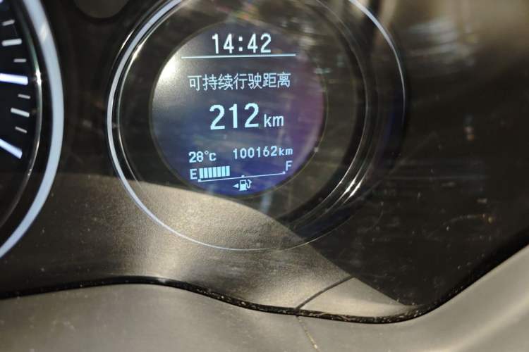 Used Honda Vezel 2015 1.8L CVT 2WD Luxury Model Odometer Close Up