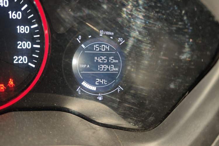 Used Honda Vezel 2015 1.8L CVT 2WD Elite Model Odometer Close Up