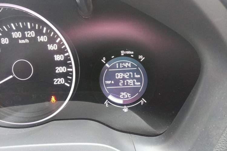 Used Honda Vezel 2015 1.5L CVT two-wheel drive Comfort trim Odometer Close Up