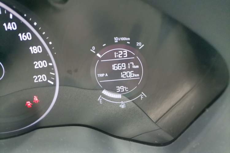 Used Honda Vezel 2015 1.8L CVT 2WD Elite Model Odometer Close Up