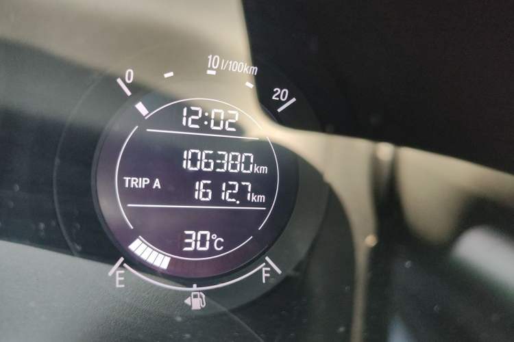 Used Honda Vezel 2015 1.8L CVT 2WD Elite Model Odometer Close Up
