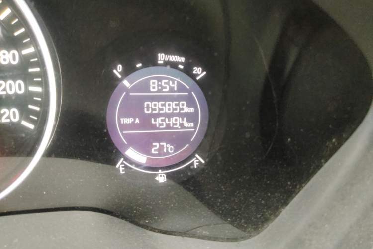 Used Honda Vezel 2015 1.5L CVT two-wheel drive Comfort trim Odometer Close Up