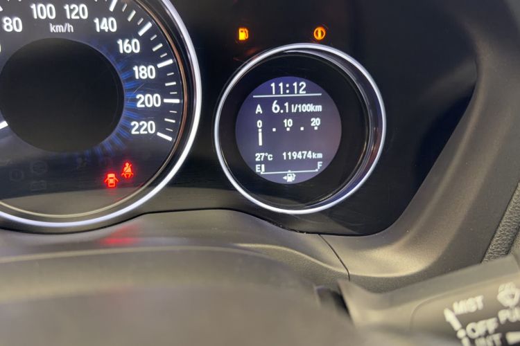 Used Honda Vezel 2015 1.8L CVT 2WD Luxury Model Odometer Close Up